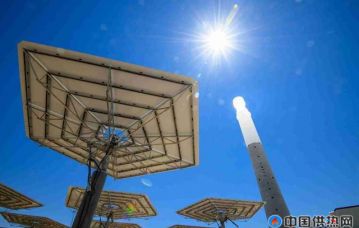 新疆哈密：50兆瓦熔盐塔式光热发电站调试定日镜 犹如一个巨大的“银色向日葵”